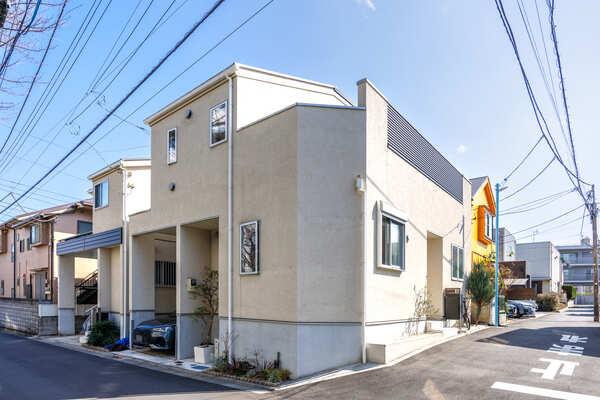 2020年7月築、角地に佇む2階建戸建。車庫1台分付きです(車種による)。周辺は閑静な住宅街です。