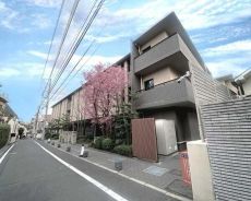 三井不動産レジデンシャル分譲のマンションです。2017年5月築、地上3階建ての重厚感ある佇まいです。