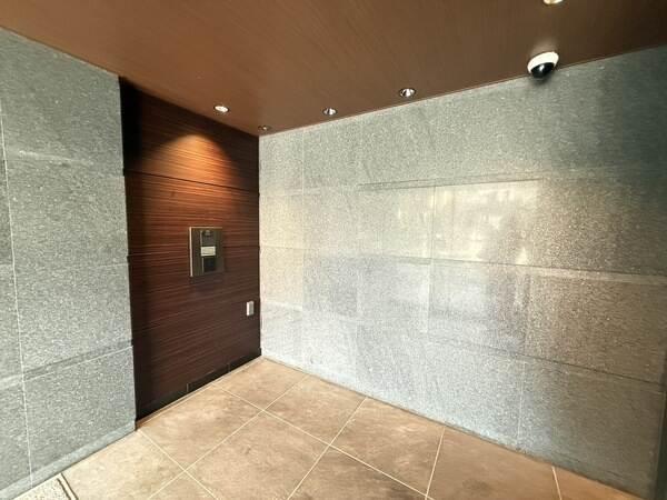 入口から洗練されたデザインが採用されています。防犯面に配慮されたダブルオートロック仕様です。