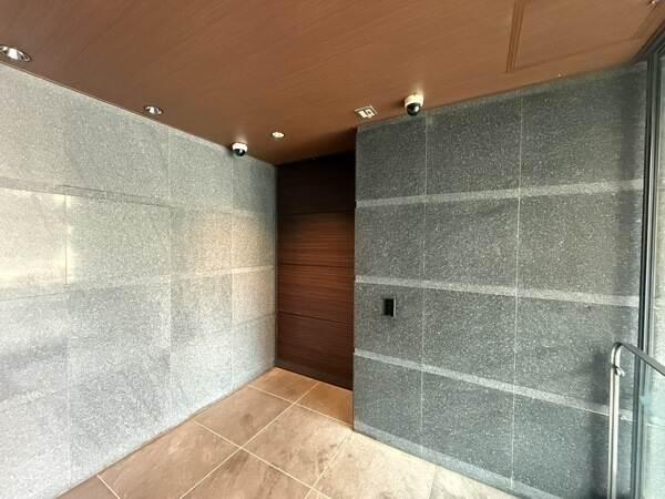 防犯カメラが設置されています。共用部には便利な宅配ボックスの設置有り。ゴミだしは24時間可能です。