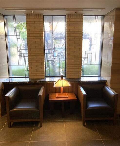 外観や共用部には「大正モダン」のデザインが取り入れられています。上品で落ち着いた雰囲気が印象的です。