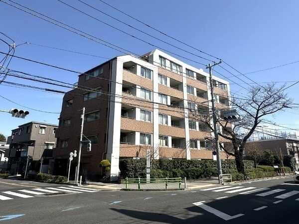 小田急線「千歳船橋」駅徒歩10分。2002年10月築、三菱地所分譲の「パークハウス」シリーズです。