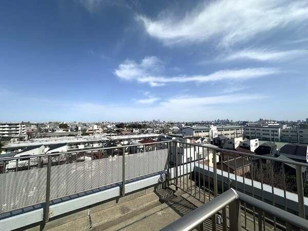 富士山や都心の高層ビル群など、表情豊かな景色が楽しめます。多摩川花火大会も鑑賞可能。※天候による