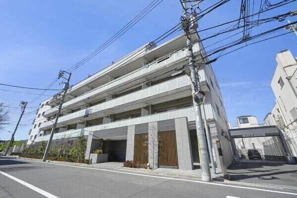 RC造5階建てマンションの3階部分。東急多摩川線「鵜の木」駅まで徒歩9分、2沿線利用可能な立地です。