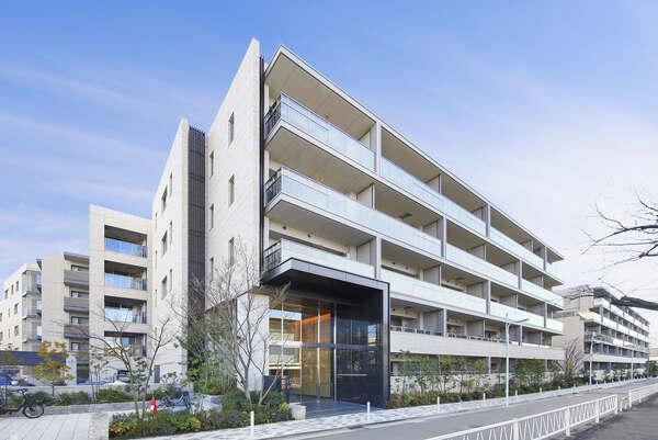 東急東横線「都立大学」駅徒歩10分等、複数路線利用可。地上5階建・総戸数135戸のマンションです。