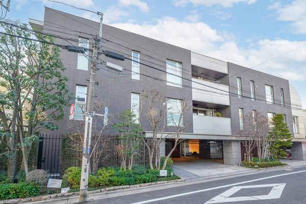 三菱地所レジデンス分譲「ザ・パークハウス」シリーズ。閑静な住宅街に佇む、地上3階建低層レジデンス。