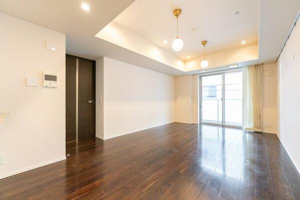 ご家族が集うLDは約13.1帖の広さ。アウトフレーム工法×天井高2.5m以上の開放的な住空間です。