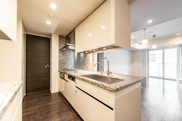 約4.2帖のキッチンスペースは廊下とLDの両方から出入り可。便利な食器洗乾燥機やディスポーザー付き。