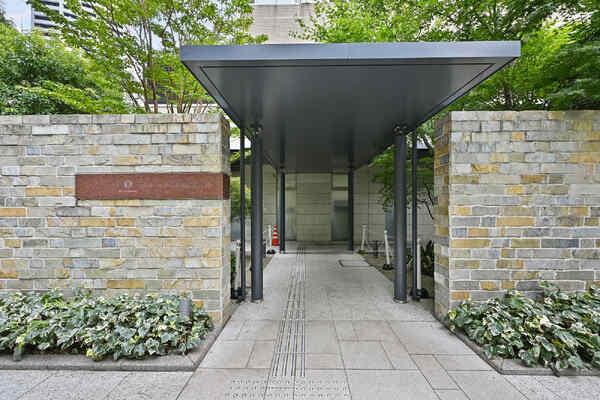 重厚感あふれるエントランス／三菱地所コミュニティによる24時間常駐管理