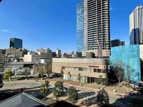 都会的ながら、通りの並木を望む開放的な眺望です