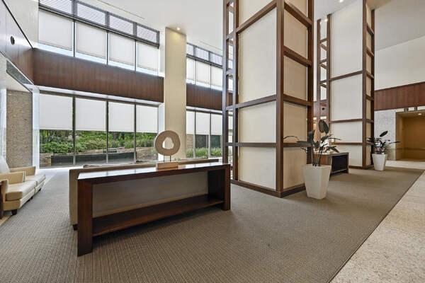 吹き抜けが開放的なエントランスロビー