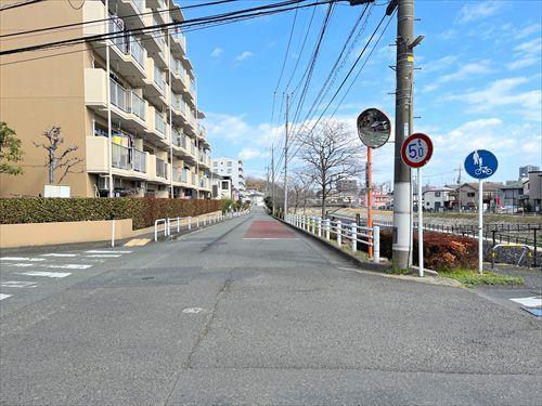 前面道路　南東側（２０２６年３月撮影）