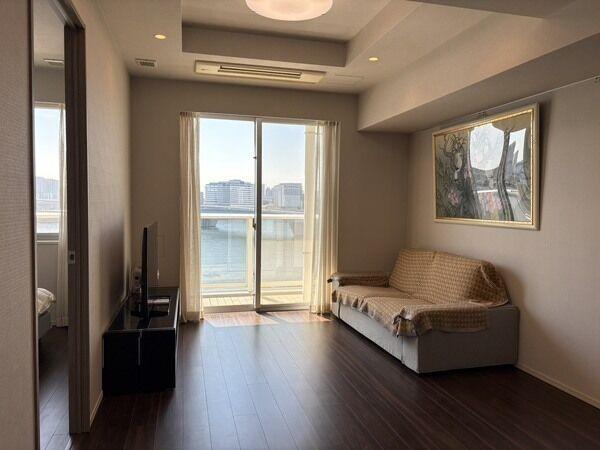 約11.1帖の床暖房付きのLD。販売対象に家具・調度品は含まれません。