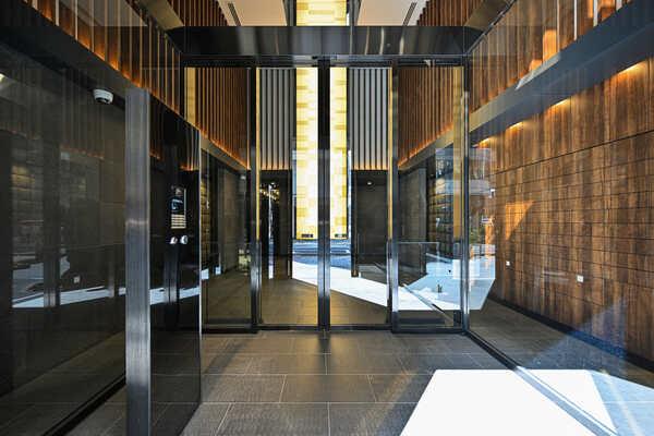 重厚感があり洗練されたデザインのエントランス。ダブルオートロック採用で防犯面に配慮されています。