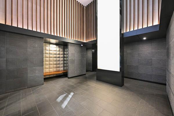 共用部には不在時の荷受けに便利な宅配ボックス付き。共用廊下はプライバシー性が高い内廊下設計です。