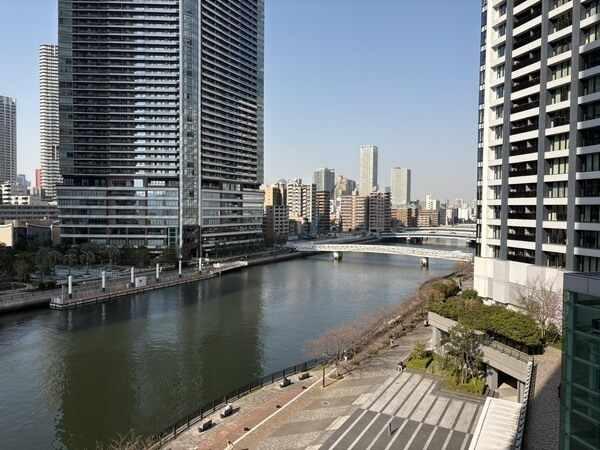 5階部分・北向きでダイナミックパノラマウインドウにより朝潮運河や開放感のある眺望。（天候による）