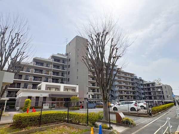 1999年12月築 / 総戸数114戸の８階建てマンション