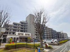 1999年12月築 / 総戸数114戸の８階建てマンション