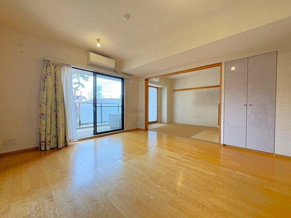 LD・和室間の襖を開けると、約17.1帖の大きなLDとなります。