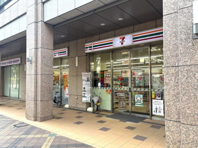 セブンイレブン港区三田1丁目店 80m 写真撮影日：2026-03-22