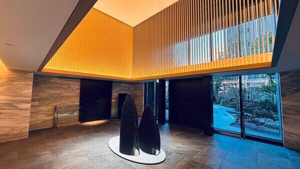 木漏れ日〜静まりかえる石と木の空間。奥ゆかしく、柔らかに、光差す。〜