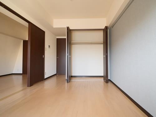 洋室　約６．６帖（収納）