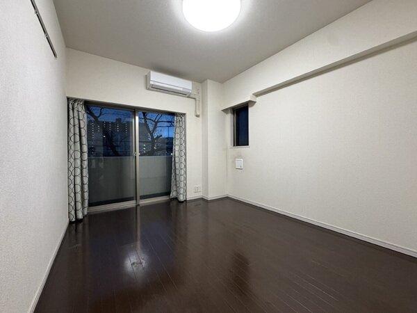 洋室約7.6帖の開放的な空間。2面採光につき陽当たり・通風良好。室内状況良好です。