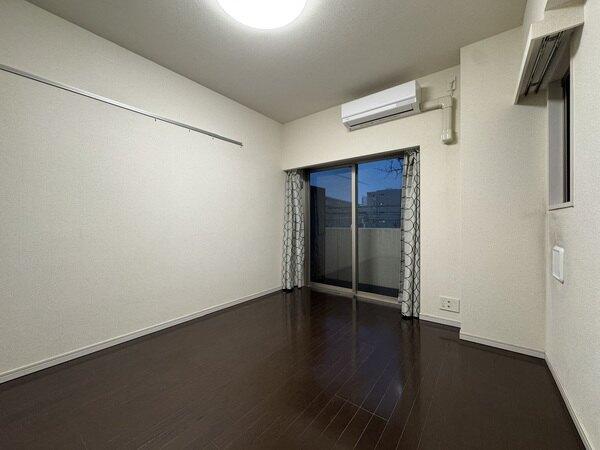 ピクチャーレールがあるため壁を傷つけずにアイテムを飾ることができます。