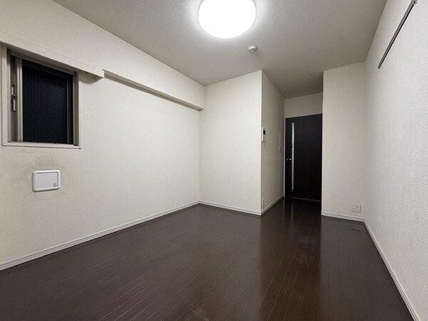 クローゼットは幅広く収納力があります。整形なため、家具のレイアウトがしやすい間取りです。