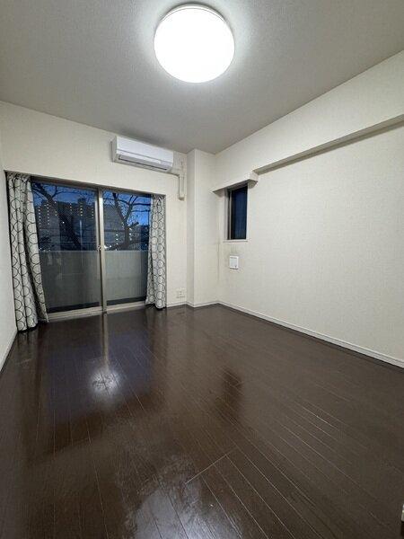 エアコンは2024年製のものが設置されています。照明もあり即入居可能な物件です。