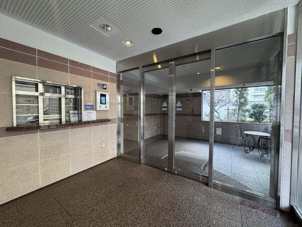 上品な造りのエントランス。オートロック・宅配ボックスあり。24時間ゴミ出し可能となっています。