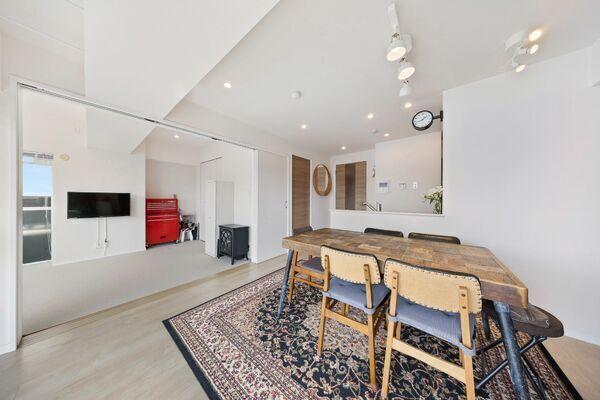 ※販売対象に家具・調度品は含まれません。洋室2部屋はLDKからアクセス可能、一体感のある間取りです。