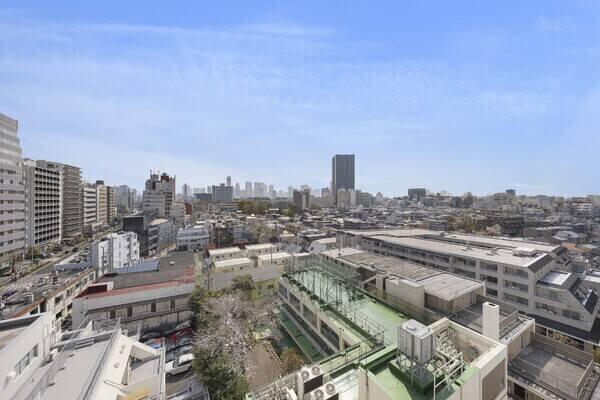地上13階建9階部分に位置します。晴れた日には、気持ちの良い青空を楽しむことができそうです。