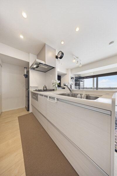 ※販売対象に家具・調度品は含まれません。シンク下には、使い勝手の良い引き出し収納が設けられています。