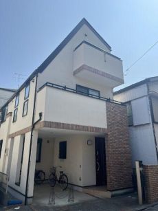 2007年8月築。LDKは約15.7帖、南東・北東2面採光設計。多用途に使える和室が隣接しています。