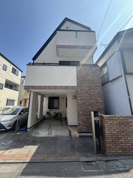 屋根付き車庫1台分有り(車種による)。雨の日も濡れずに移動ができ、荷物の多い時などにも重宝します。