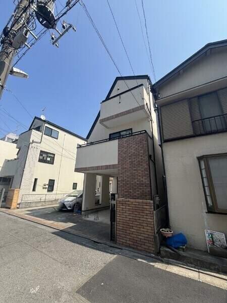 2階と3階にバルコニー有り。ウォークインクローゼットや押入など、随所に収納が備わっています。