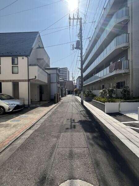 前面道路は平坦で見通しの良い道路です。徒歩や自転車での移動も負担が少なく、快適に通行できます。