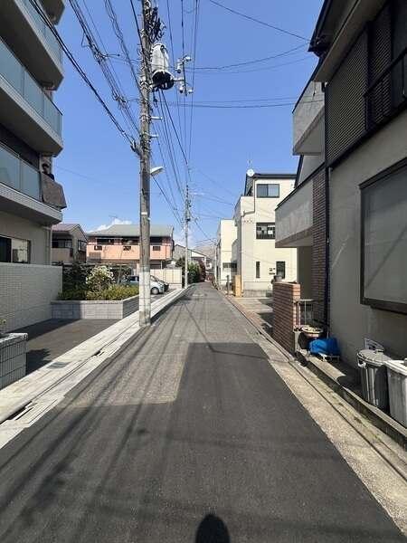 敷地は大きな道路に面していないため、車のエンジン音などを比較的気にせずにお過ごしいただけます。