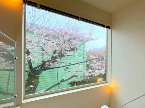 ２階　階段窓からの眺望