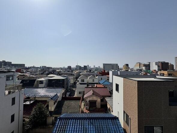 遠くの空まで見渡せます。晴れた日には気持ちの良い青空と共に、東京スカイツリーを望む眺望です。