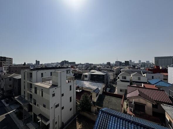 陽当り・通風良好な南向きバルコニーからの眺望です。地上12階建マンションの5階部分に位置します。