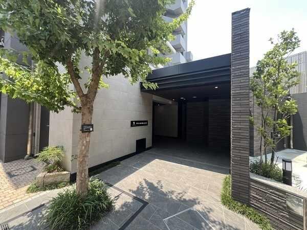 三菱地所コミュニティによる日勤管理体制です。共用部は整然と保たれており、管理状態の良さが伺えます。