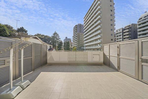 住戸前に高い建物が少ないため視界が抜け、晴れた日には青空が楽しめます。便利なスロップシンク付きです。