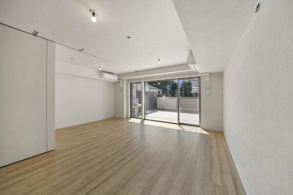 LDK約15.8帖は開口部が広く、あたたかな光が差し込む空間。ゆったりくつろいでいただけます。