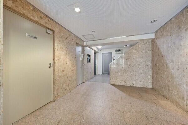 住戸は1階部分につき、エレベーター待ちがなくスムーズに帰宅できます。トランクルームの設置有。