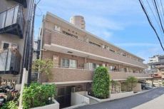 東京メトロ千代田線「乃木坂」駅徒歩3分のマンション。総戸数51戸、5階建1階部分の南東角住戸です。