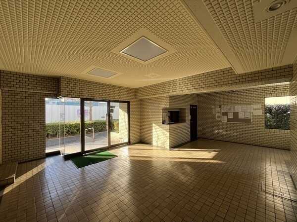総戸数60戸、地上7階建のマンションです。ナイスコミュニティーによる日勤管理が行われています。