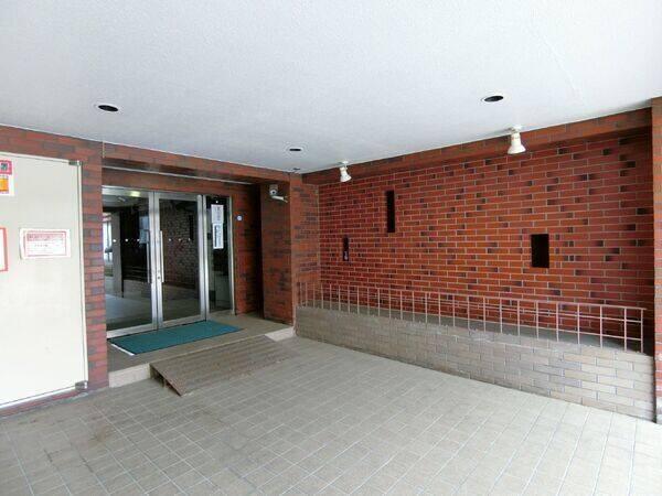 管理会社による日勤管理。エントランスは通りから奥まった位置にあり、プライバシーに配慮されています。