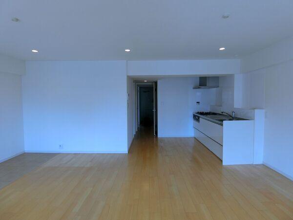 ソファーやダイニングセットなどを配してもゆとりある広さのLDK。キッチンは、壁付けタイプです。